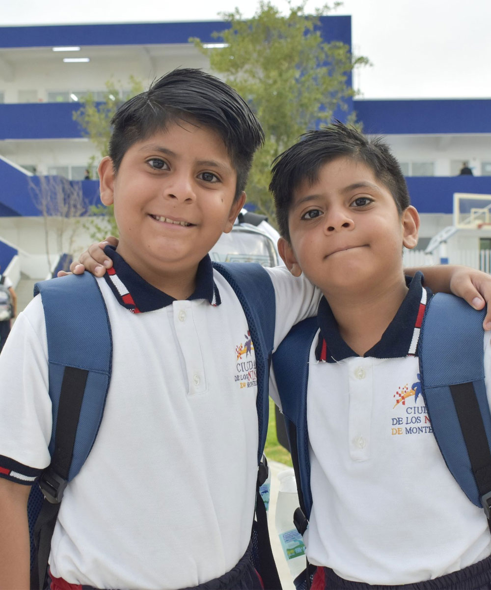 Dos estudiantes de Ciudad de los Niños de Monterrey con su uniforme